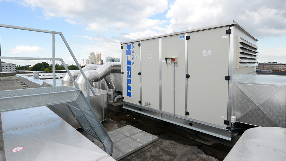 Met vijf Mark AIRSTREAM Plug & Play wtw-units met elk een capaciteit van 14.000 m³/h zorgt Mark Climate Technology voor een maximale hoeveelheid verse lucht van 70.000 m³ per uur voor studenten in het nieuwe wooncomplex AmstelHome in Amsterdam.