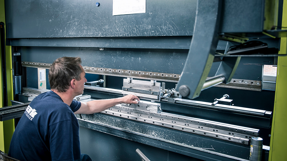 De Mark Holding bestaat uit zes bedrijven: zes verkoop- en servicevestigingen in Nederland, Duitsland, België, Ierland, Polen en Roemenië en twee productiebedrijven: één in Nederland en één in Ierland.