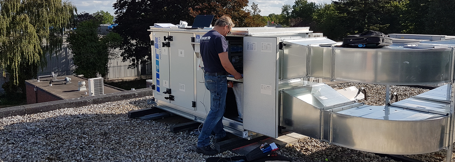 De Mark Servicedienst werkt aan een Airstream WTW unit op locatie