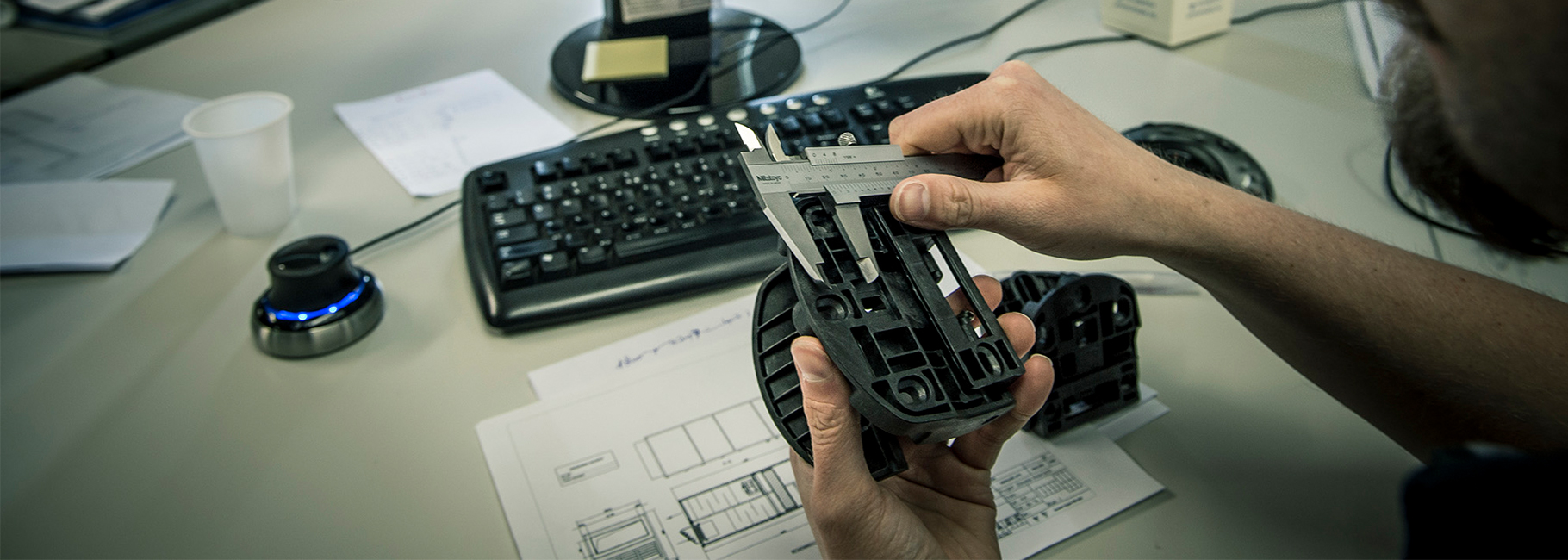 Iemand meet een onderdeel van een HVAC toestel op