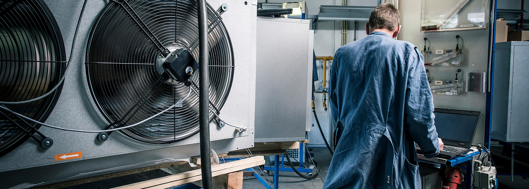 Een medewerker R&D bekijkt de resultaten op de laptop