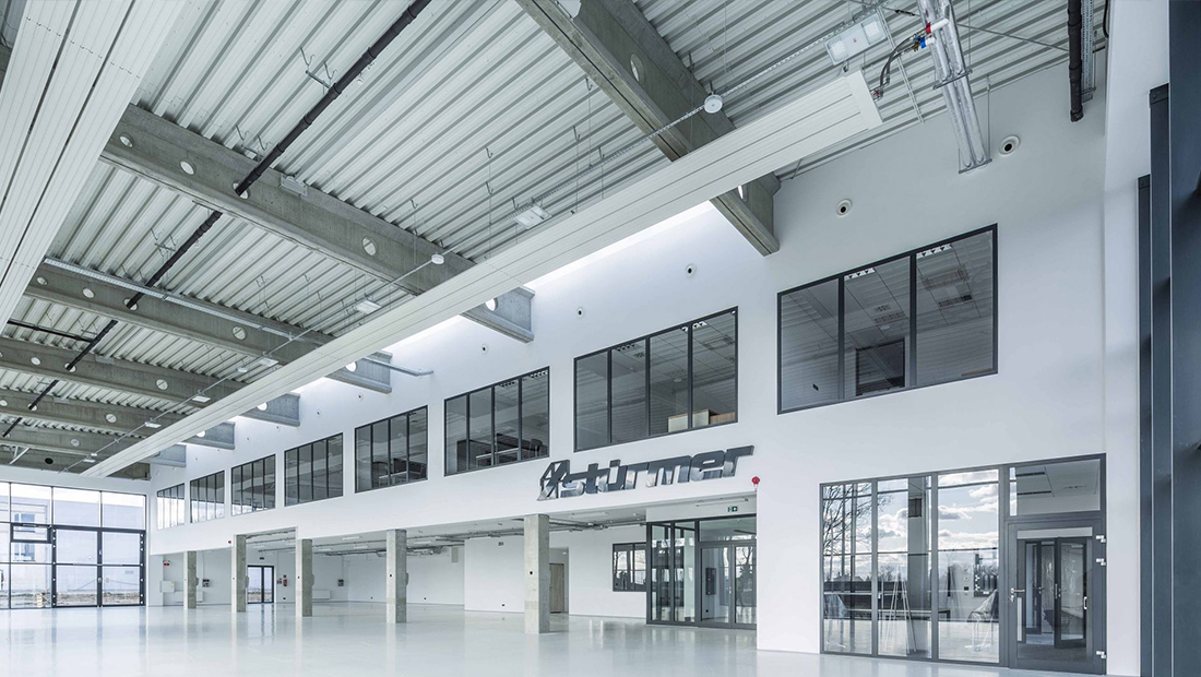 Verwarmen met warm water stralingspanelen betekent verwarmen zonder tocht, stof- of luchtverplaatsing. Tevens wordt de warmte uitsluitend verkregen op de plaats waar deze benodigd is.